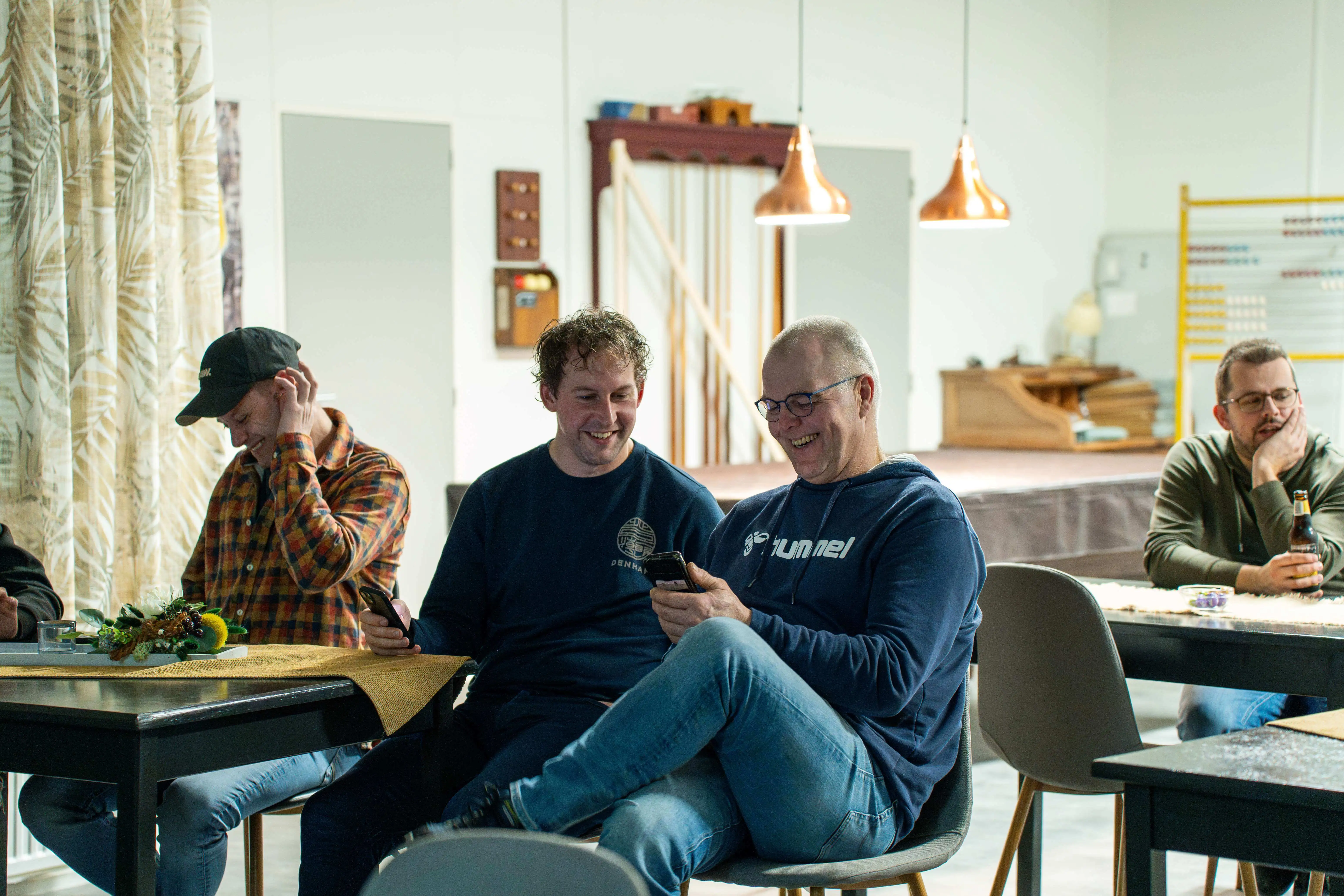 Lokale bewoners met de Triasplatform APP